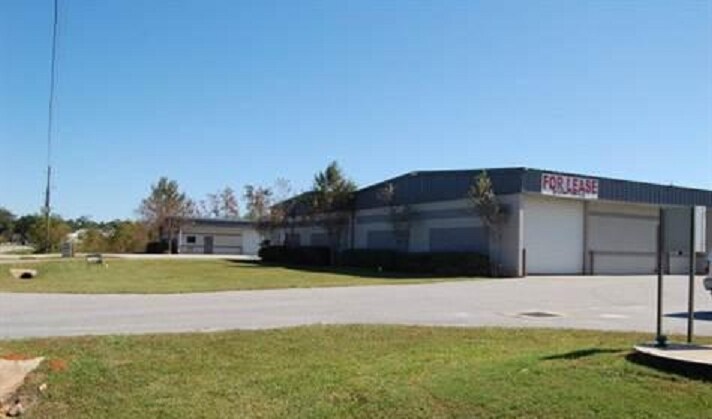 More Photos Of 2130 S Pine St, Foley Flex For Lease