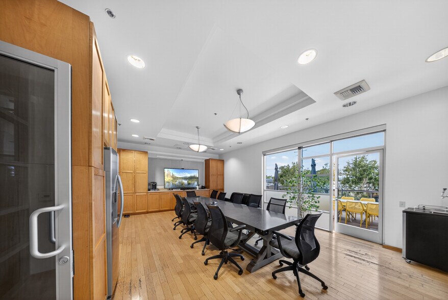 More Photos Of 3500 W Burbank Blvd, Burbank Office For Sale