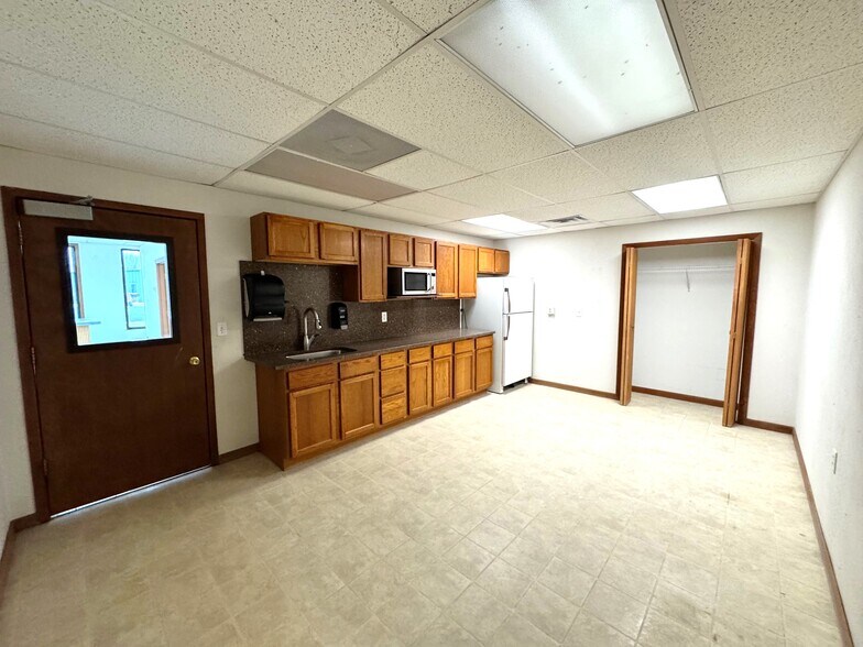 More Photos Of 4610 Femrite Dr, Madison Warehouse For Lease