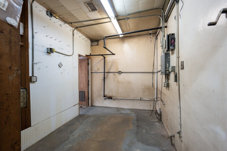 More Photos Of 121 Thompson St, Pittsboro Freestanding For Lease