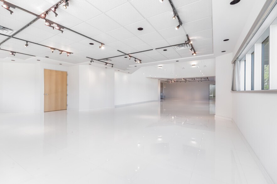 More Photos Of 15315 W Highway 71, Austin Showroom For Sale