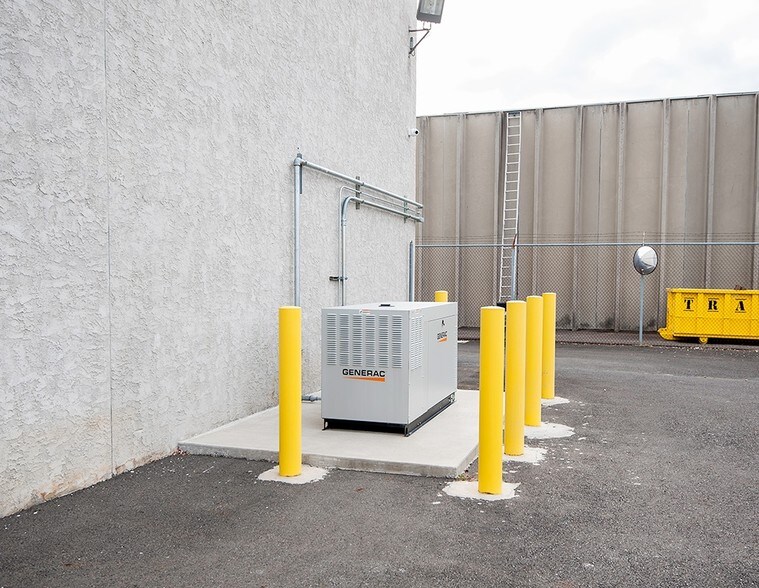 More Photos Of 400 Mack Dr, Croydon Flex For Lease