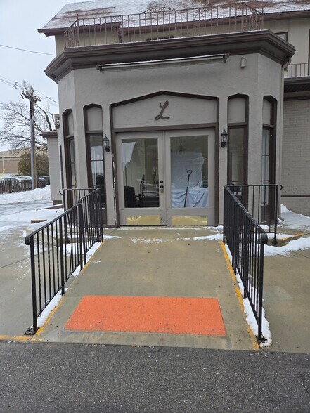 More Photos Of 104 Linwood Ave, Buffalo Funeral Home For Lease