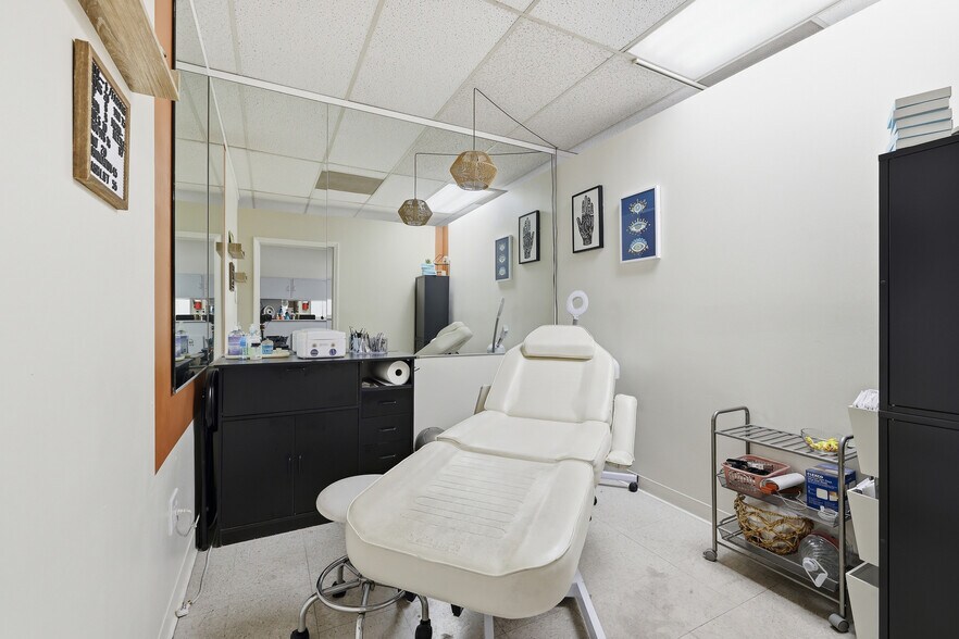 More Photos Of 22718-22742 Roscoe Blvd, West Hills Freestanding For Lease