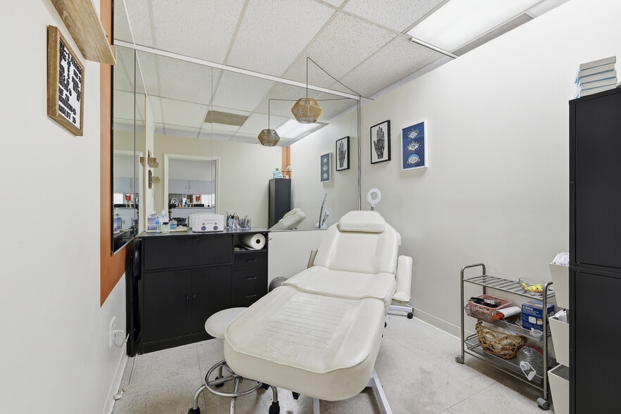 More Photos Of 22720-22742 Roscoe Blvd, West Hills Freestanding For Lease