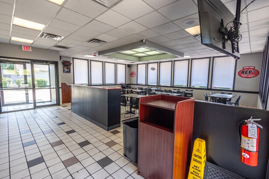 More Photos Of 139 N Northwest Hwy, Palatine Fast Food For Lease