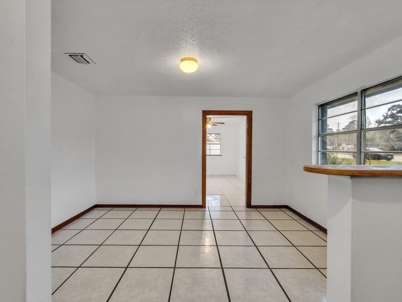 More Photos Of 2002 W Highway 6, Alvin Office For Sale