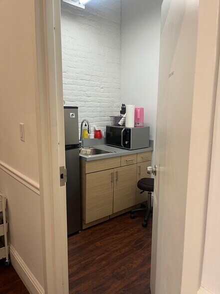 More Photos Of 120 W 25th St, New York Apartments For Lease
