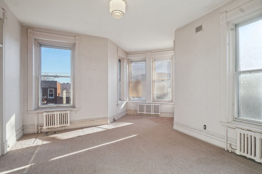More Photos Of 215 St De Castelnau E, Montréal General Retail For Lease