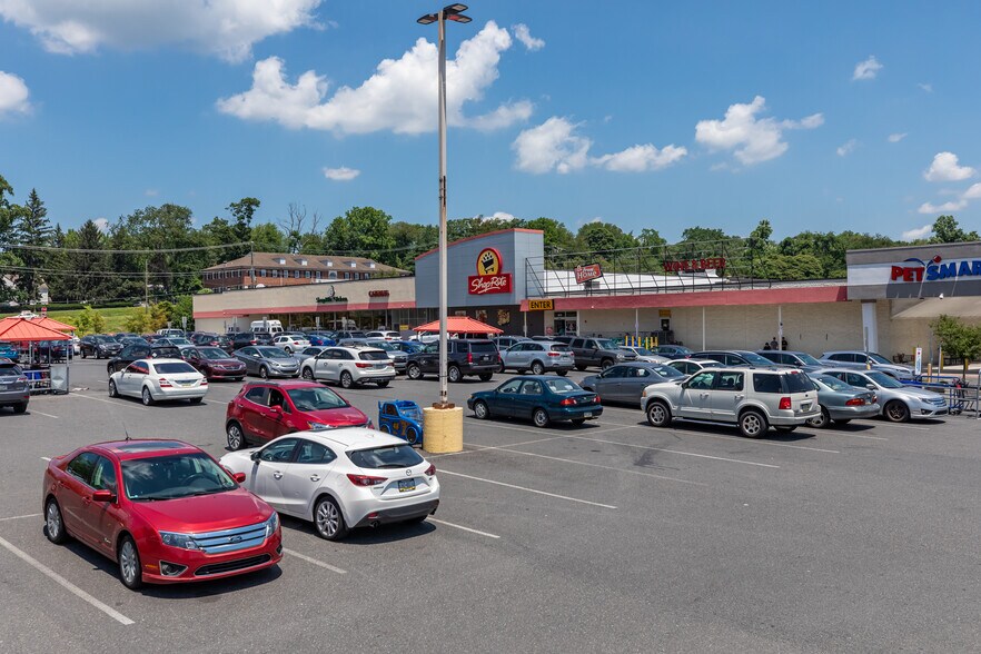 More Photos Of 5005 Edgmont Ave, Brookhaven Unknown For Lease