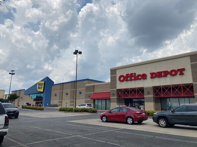 More Photos Of 5850 University Dr NW, Huntsville Unknown For Lease