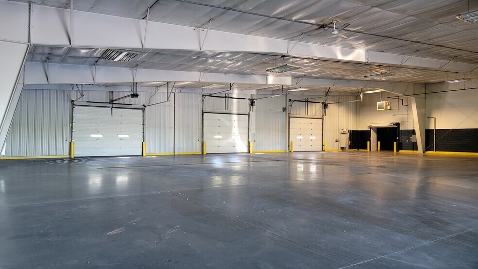 More Photos Of 10610 Washington Ave, Marshfield Warehouse For Lease