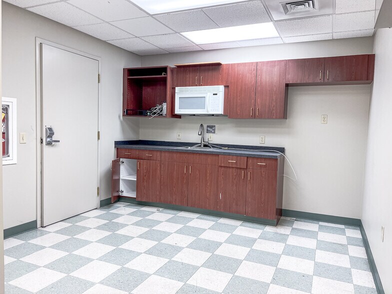 More Photos Of 3060 Industry Dr, Lancaster Specialty For Lease