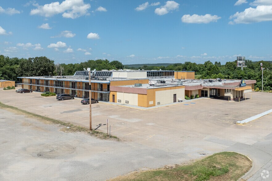 More Photos Of 810 E Trudgeon St, Henryetta Hotel For Sale