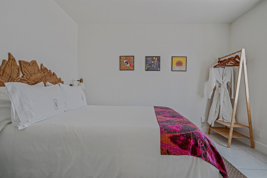 More Photos Of 555 S Warm Sands Dr, Palm Springs Hotel For Sale