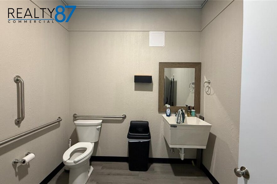 More Photos Of 3230 Center Point Rd, Robins Flex For Sale