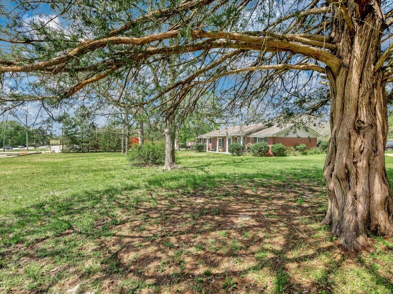 More Photos Of 9021 S US Highway 69, Huntington Flex For Sale