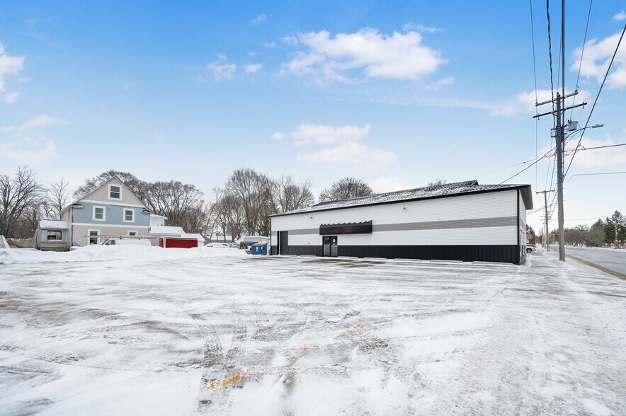 More Photos Of 805 Maple St, Big Rapids General Retail For Sale