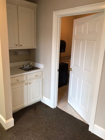 More Photos Of 11675 Century Dr, Alpharetta Office Residential For Lease