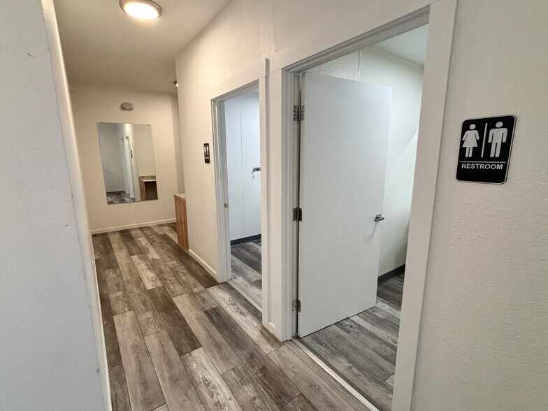 More Photos Of 265 S Main St, Independence Storefront Retail Office For Sale