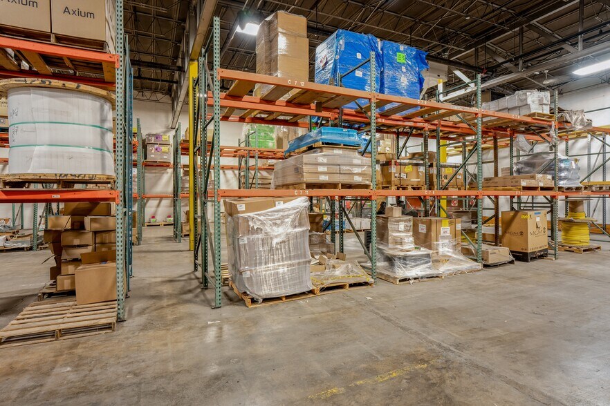 More Photos Of 2301 Fleur Dr, Des Moines Warehouse For Lease