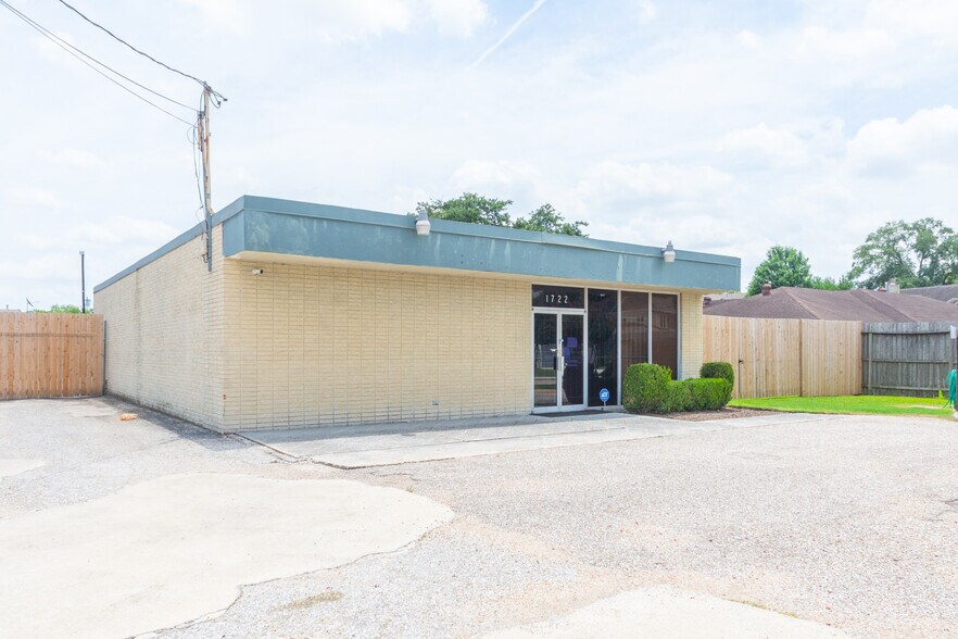 More Photos Of 1722 Monarch Oaks St, Houston Office For Lease