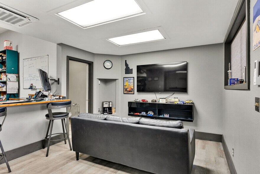 More Photos Of 11370 N Government Way, Hayden General Retail For Sale