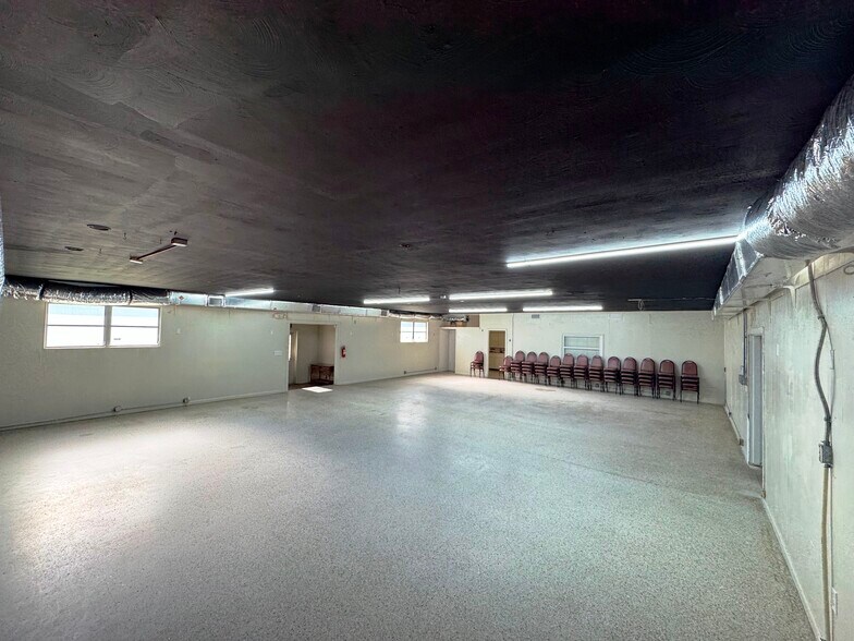 More Photos Of 50 Mildred Dr, Fort Myers Flex For Lease