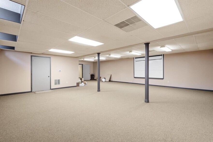 More Photos Of 2131 Calumet Dr, New Holstein Medical For Lease