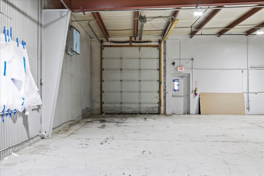 More Photos Of 6886 Wishart St, Huntsville Light Distribution For Lease