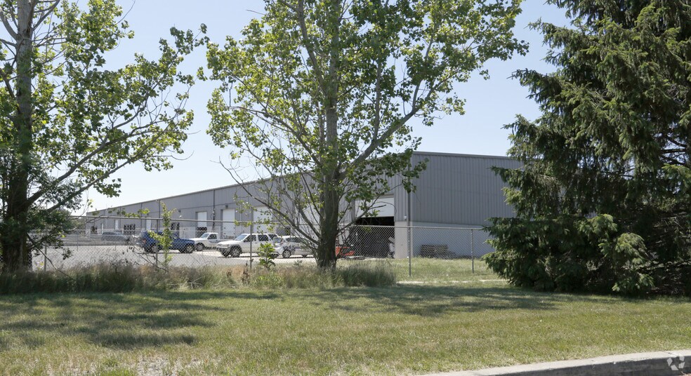 More Photos Of 1985 Swarthmore Ave, Lakewood Warehouse For Lease