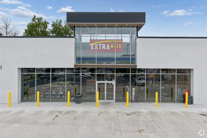 More Photos Of 715 W 4th St, Adel Service Station For Sale