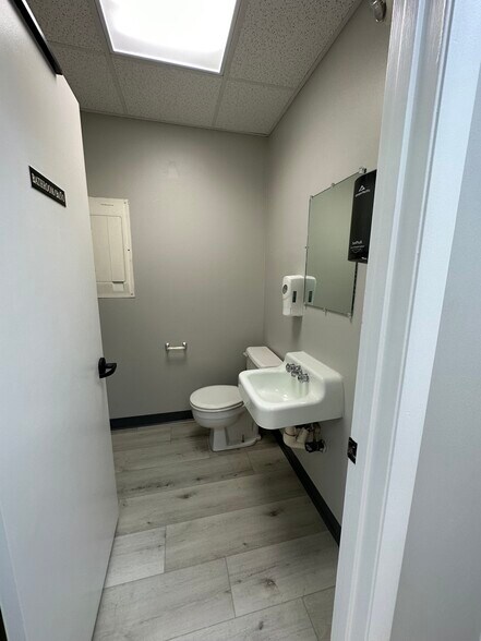 More Photos Of 1401 Applewood Dr, Dalton Medical For Lease