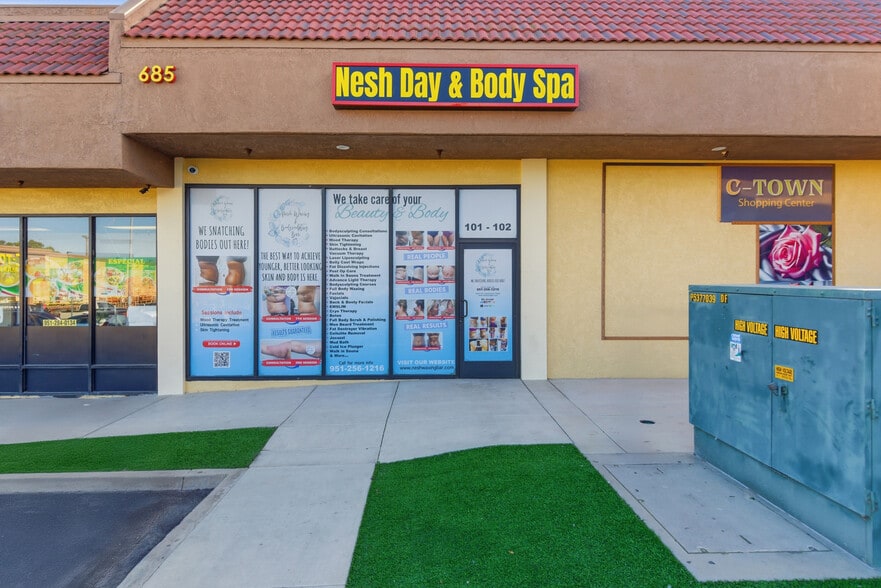 More Photos Of 685 E Grand Blvd, Corona Storefront Retail Office For Lease
