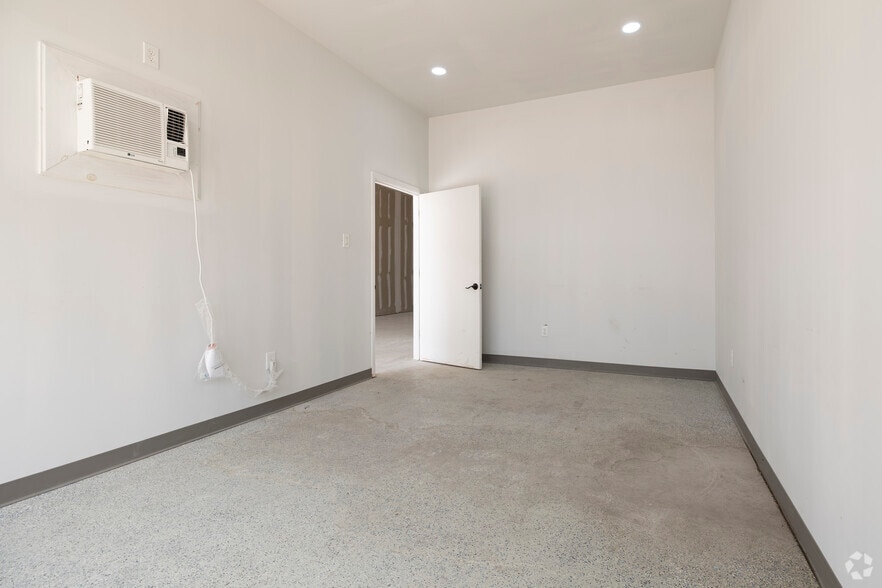 More Photos Of 130 Mitchell Rd, Houston Unknown For Lease