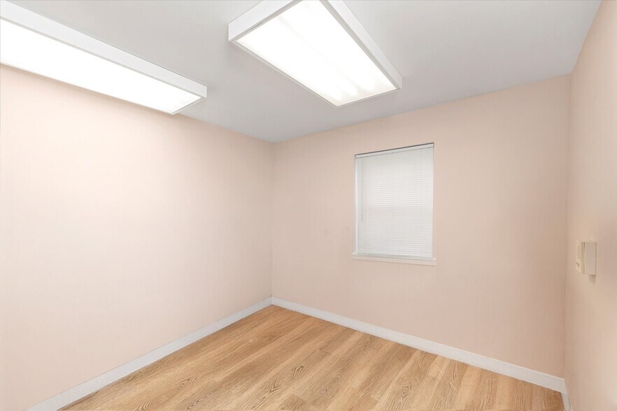 More Photos Of 2815 Bayside Ln, Flushing Office For Sale