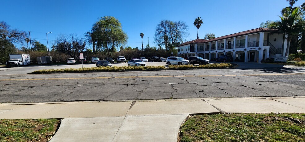 More Photos Of 23291 Ventura Blvd, Woodland Hills Loft Creative Space For Lease