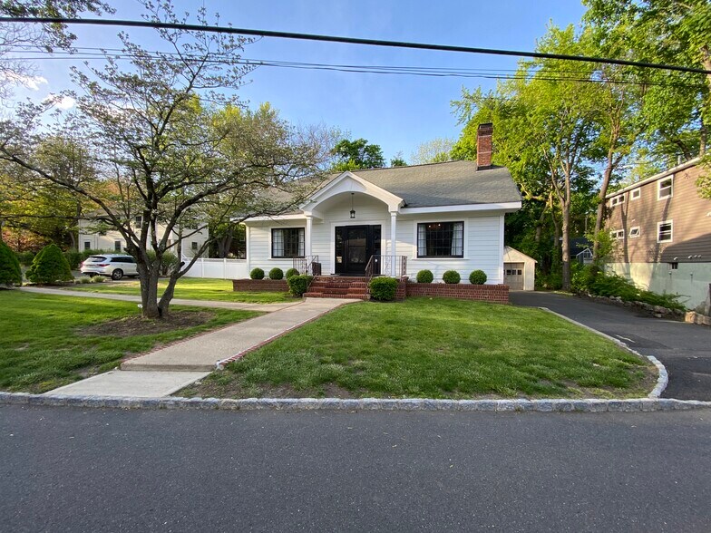 More Photos Of 27 Mine Mount Rd, Bernardsville Freestanding For Lease