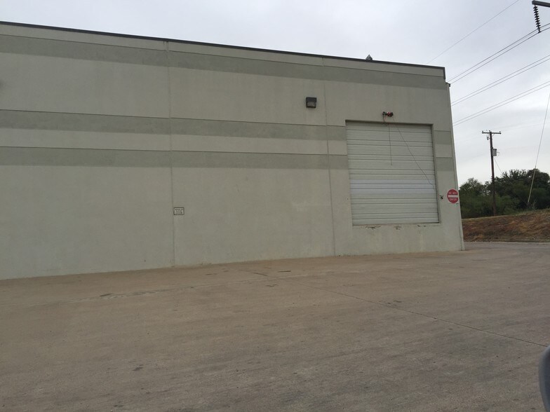 More Photos Of 7301 W Pioneer Pky, Arlington Light Manufacturing For Lease