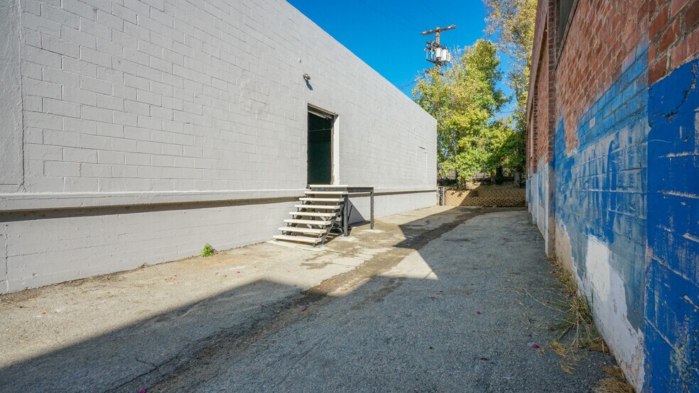 More Photos Of 2431 Eads St, Los Angeles Warehouse For Lease