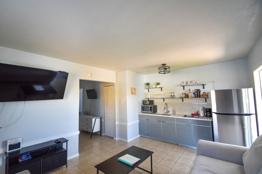 More Photos Of 14621 McGregor Blvd, Fort Myers Apartments For Sale