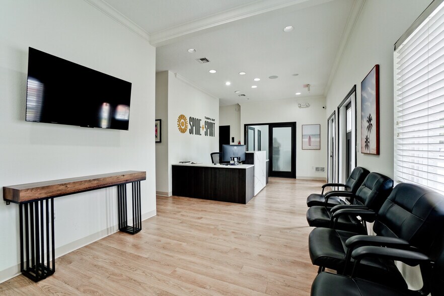 More Photos Of 2910-2914 University Pky, Sarasota Medical For Sale
