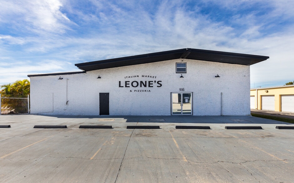 Primary Photo Of 916 SE 14th Ave, Cape Coral Restaurant For Sale