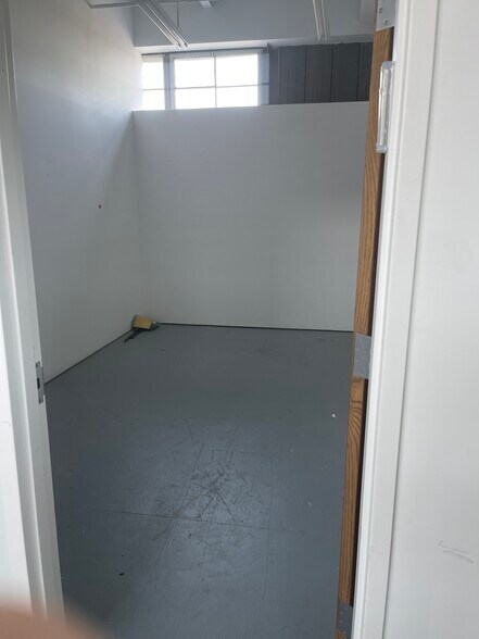 More Photos Of 100 Commerce Dr, Freehold Manufacturing For Lease