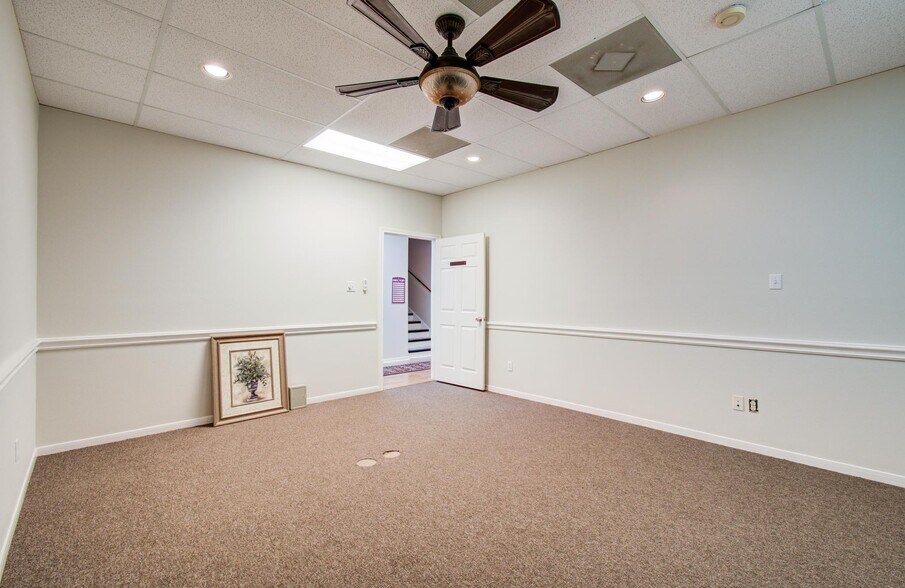 More Photos Of 11201 Steeplepark Dr, Houston Office Residential For Sale