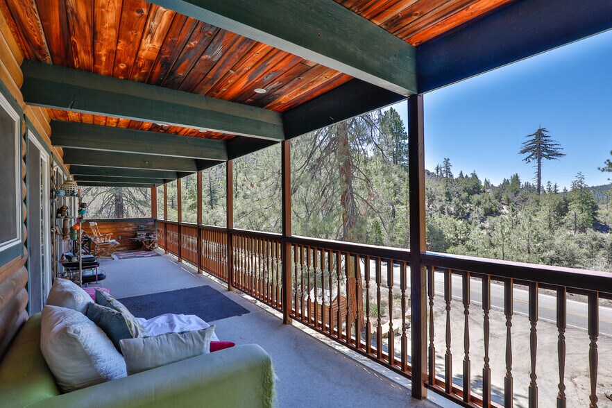 More Photos Of CA-2, La Cañada Flintridge General Retail For Sale