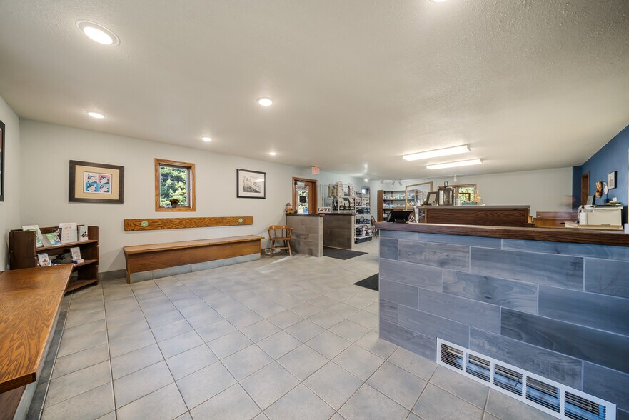 More Photos Of 645 Hawthorne Dr, Omro Veterinarian Kennel For Sale