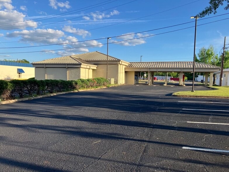 More Photos Of 112 W Cottonwood Rd, Dothan Freestanding For Lease