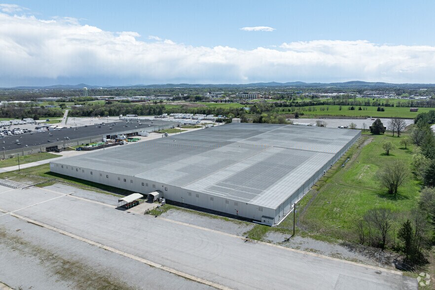 More Photos Of 1442 Toshiba Dr, Lebanon Distribution For Lease