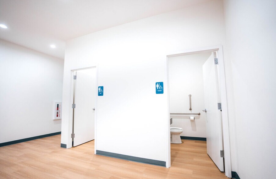 More Photos Of 1679 Lee Road 10, Auburn Warehouse For Lease